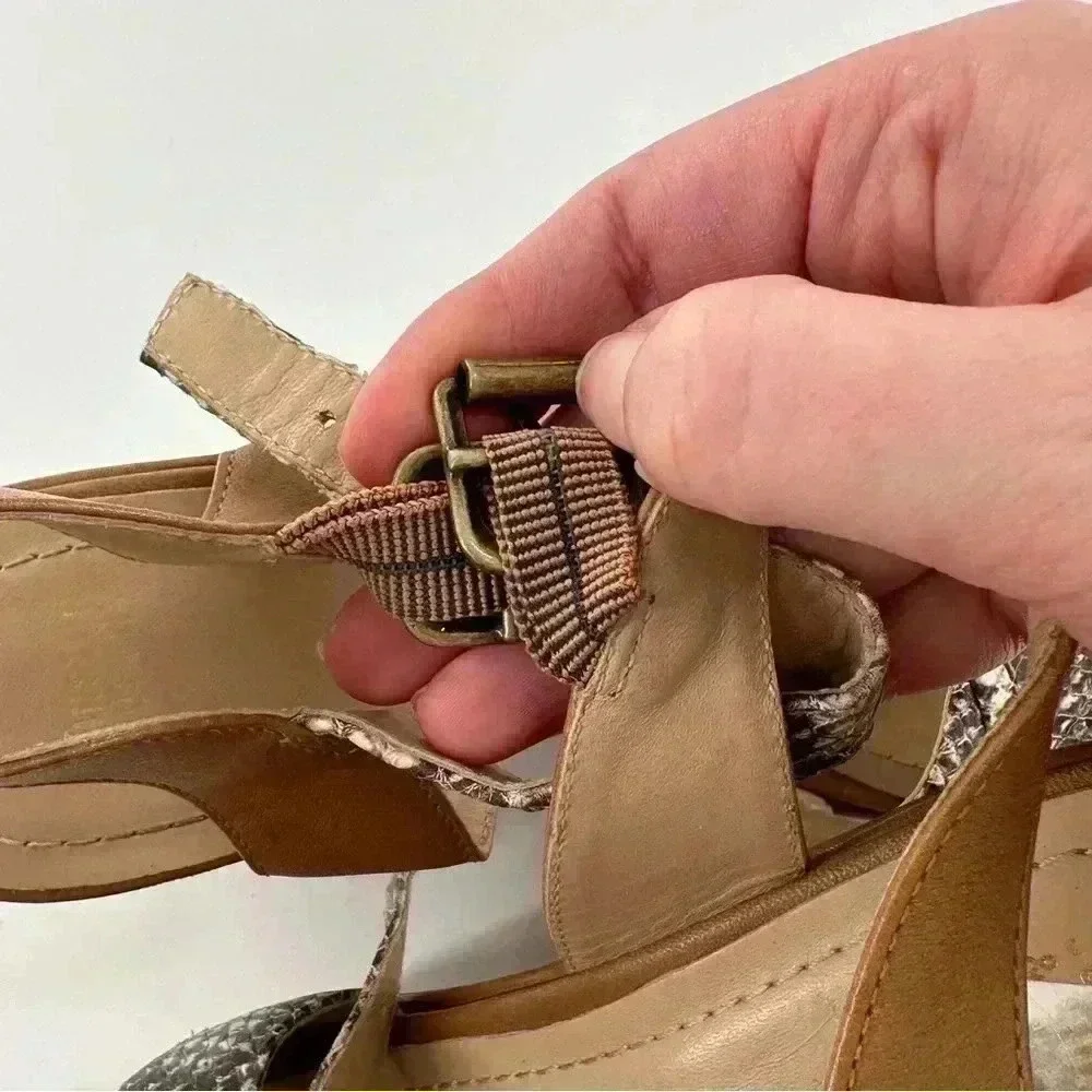Johnston and Murphy Maren sandals size 7.5 tan leather snake print platform